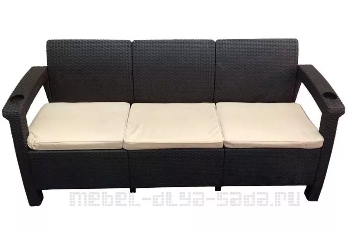 Трехместный пластиковый диван с имитацией ротанга