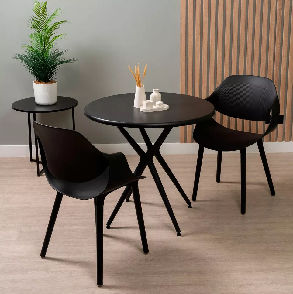 Черная пластиковая мебель стол и стулья с подлокотниками Черная пластиковая мебель стол и стулья с подлокотниками