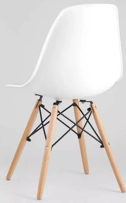 Белый пластиковый стул с деревянными ножками