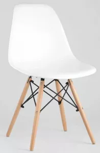 Белый пластиковый стул с деревянными ножками