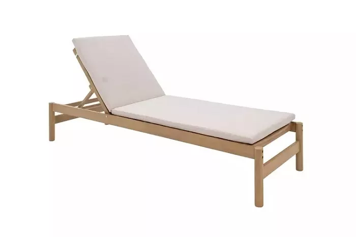 Деревянный лежак для дачи из акации с матрасом купить недорого