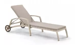 Лежак из искусственного ротанга с колесиками и подушкой