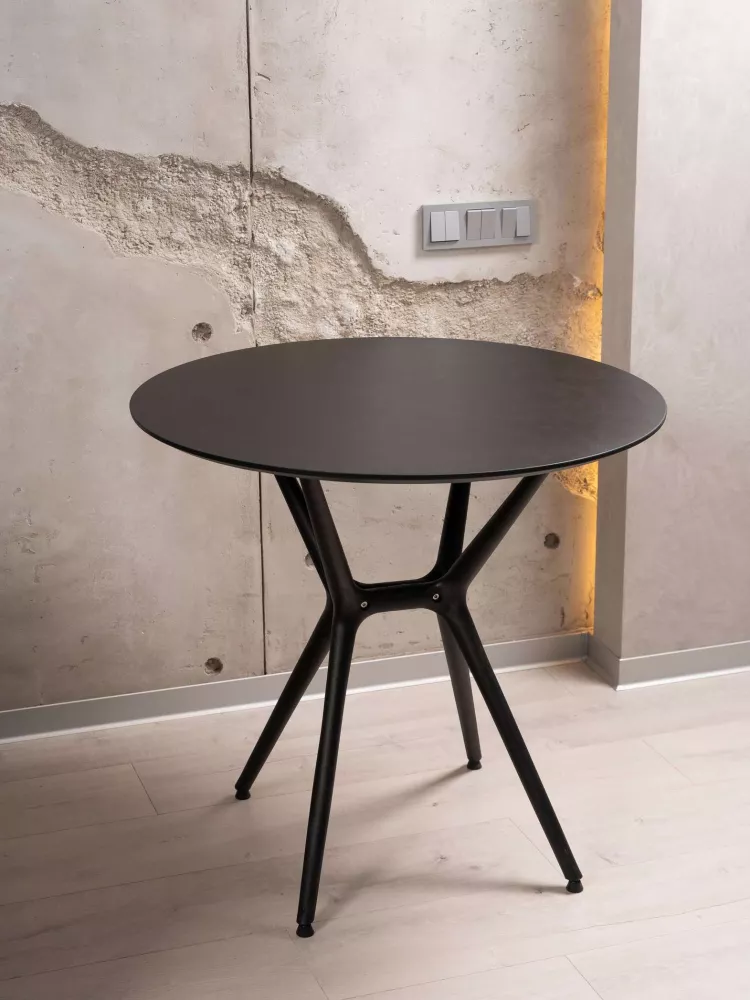 Круглый пластиковый стол со столешницей ЛДСП 80 см черный Круглый пластиковый стол со столешницей ЛДСП 80 см черный