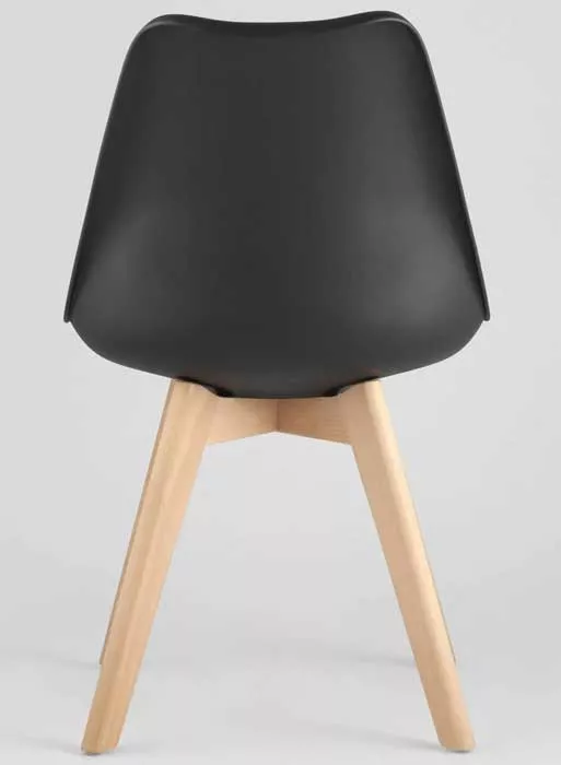 Черные стулья из пластика с деревянными ножками из бука