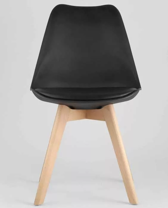 Черные стулья из пластика с деревянными ножками из бука